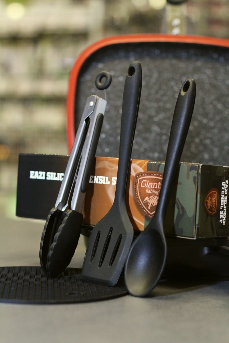 GIANTS FISHING SADA SILIKONOVÉHO NÁČINÍ S PODLOŽKOU EAZI UTENSIL SET