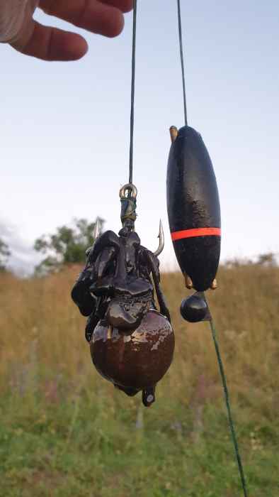 Sumcový nádväzec s troj háčikom, hrkálkou a plavákom veľkosť 4/0, dĺžka 100cm, 100 kg